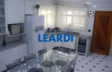 Imagem: A casa possui 3 Dormitórios, 3 Banheiros, 2 Vagas na garagem