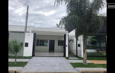 Imagem: A casa possui 3 Dormitórios, 3 Banheiros, 2 Vagas na garagem