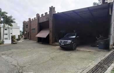 Imagem: O depósito possui 2 Vagas na garagem e 380m² de Área e está