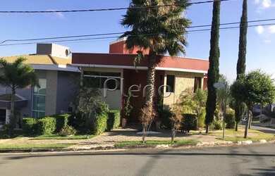 Imagem: A casa possui 3 Dormitórios, 2 Banheiros, 4 Vagas na garagem