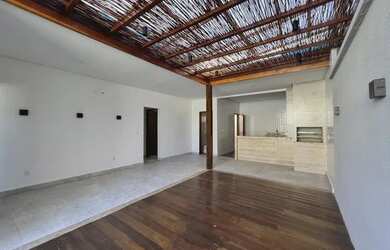 Imagem: A casa em condomínio possui 4 Dormitórios, 5 Banheiros, 2