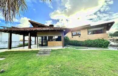 Imagem: A casa possui 4 Dormitórios, 5 Banheiros, 3 Vagas na garagem