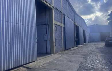 Imagem: O depósito possui 2 Vagas na garagem, 240m² de Área e está