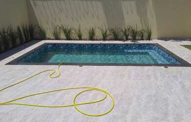 Imagem: A casa possui 3 Dormitórios, 2 Banheiros, 2 Vagas na garagem