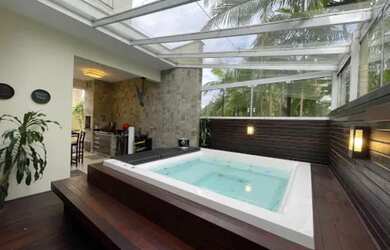 Imagem: A casa possui 4 Dormitórios, 2 Banheiros, 2 Vagas na garagem