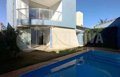 Imagem: A casa possui 3 Dormitórios, 4 Banheiros, 3 Vagas na garagem