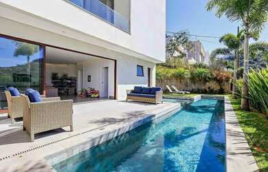 Imagem: A casa em condomínio possui 4 Dormitórios, 5 Banheiros, 4