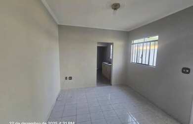 Imagem: A casa possui 1 Dormitório, 1 Banheiro, 1 Vaga na garagem