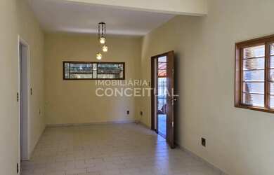 Imagem: A casa possui 3 Dormitórios, 2 Banheiros, 2 Vagas na garagem