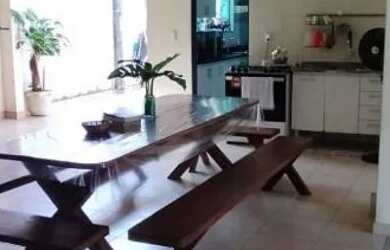 Imagem: A casa possui 4 Dormitórios, 4 Banheiros, 5 Vagas na garagem