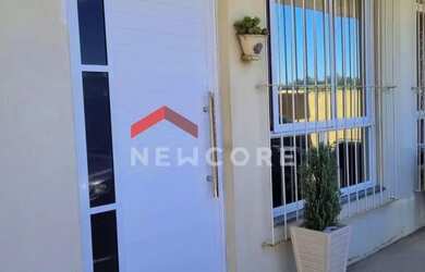 Imagem: A casa e possui 2 Dormitórios, 1 Banheiro, 1 Vaga na garagem