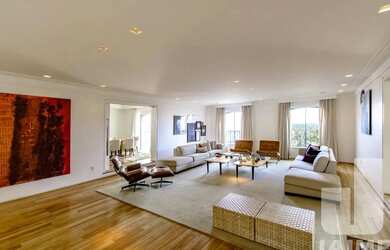 Imagem: O apartamento possui 4 Dormitórios, 5 Banheiros, 5 Vagas na