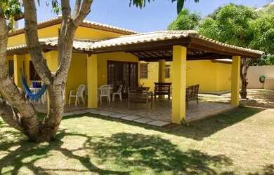 Imagem: A casa possui 3 Dormitórios, Acomodam 9 pessoas, 2 Vagas na