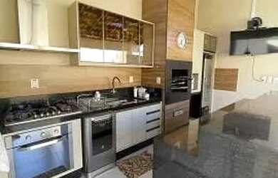 Imagem: A casa possui 3 Dormitórios, 2 Banheiros, 2 Vagas na garagem