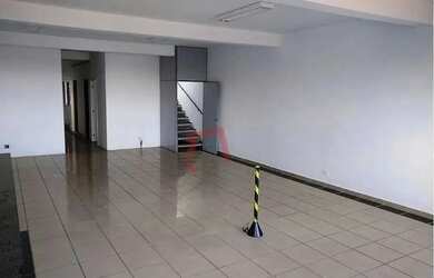 Imagem: O depósito possui 5 Vagas na garagem, 520m² de Área e está