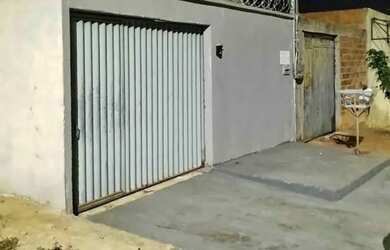 Imagem: A casa possui 3 Dormitórios, 1 Banheiro, 2 Vagas na garagem