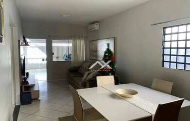 Imagem: A casa possui 4 Dormitórios, 3 Banheiros, 2 Vagas na garagem