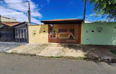 Imagem: A casa possui 2 Dormitórios, 1 Banheiro, 2 Vagas na garagem