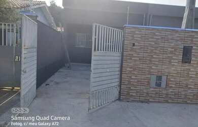 Imagem: A casa possui 3 Dormitórios, 1 Banheiro, 1 Vaga na garagem