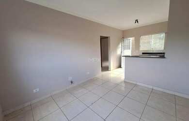 Imagem: A casa possui 2 Dormitórios, 1 Banheiro, 1 Vaga na garagem