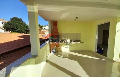 Imagem: A casa possui 4 Dormitórios, 3 Banheiros, 2 Vagas na garagem