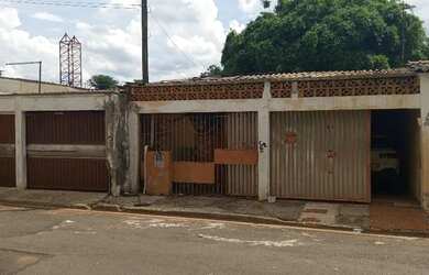 Imagem: A casa possui 5 Dormitórios, 3 Banheiros, 1 Vaga na garagem