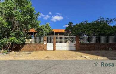 Imagem: A casa possui 5 Dormitórios, 4 Banheiros, 5 Vagas na garagem