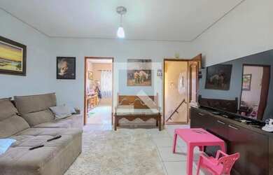 Imagem: A casa possui 4 Dormitórios, 3 Banheiros, 1 Vaga na garagem