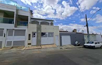 Imagem: A casa possui 2 Dormitórios, 1 Banheiro e está localizado