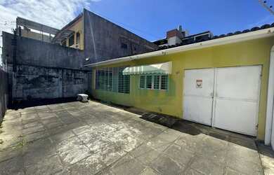 Imagem: A casa possui 4 Dormitórios, 2 Banheiros, 3 Vagas na garagem