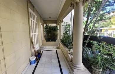 Imagem: A casa possui 5 Dormitórios, 5 Banheiros, 4 Vagas na garagem