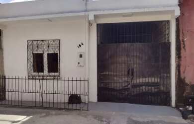 Imagem: A casa possui 2 Dormitórios, 1 Banheiro, 1 Vaga na garagem