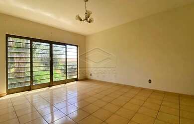 Imagem: A casa possui 5 Dormitórios, 4 Banheiros, 4 Vagas na garagem