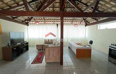 Imagem: A casa possui 3 Dormitórios, 2 Banheiros, 3 Vagas na garagem