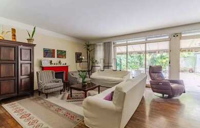 Imagem: A casa possui 3 Dormitórios, 4 Banheiros, 2 Vagas na garagem