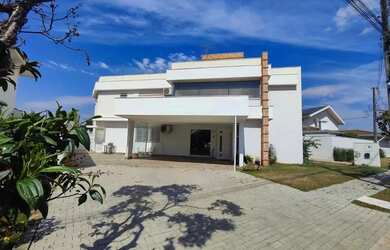 Imagem: A casa em condomínio possui 4 Dormitórios, 4 Banheiros, 4