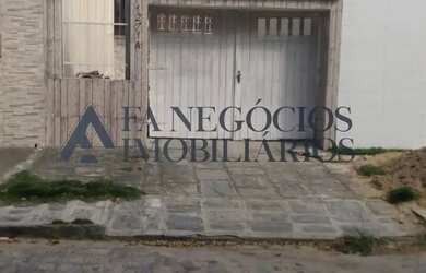 Imagem: A casa possui 3 Dormitórios, 3 Banheiros, 4 Vagas na garagem