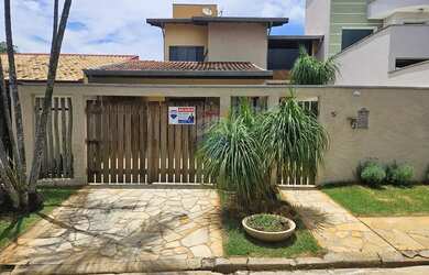 Imagem: A casa possui 3 Dormitórios, 3 Banheiros, 4 Vagas na garagem