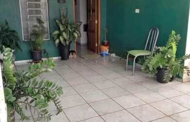 Imagem: A casa possui 2 Dormitórios e 1 Banheiro e está localizado