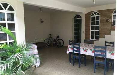 Imagem: A casa possui 3 Dormitórios, 2 Banheiros, 4 Vagas na garagem