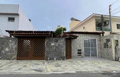 Imagem: A casa possui 4 Dormitórios, 3 Banheiros, 2 Vagas na garagem