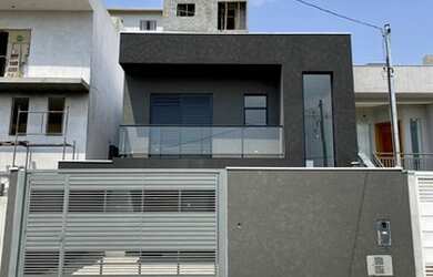 Imagem: A casa possui 3 Dormitórios, 2 Banheiros, 2 Vagas na garagem