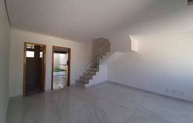 Imagem: A casa possui 3 Dormitórios, 2 Banheiros, 3 Vagas na garagem