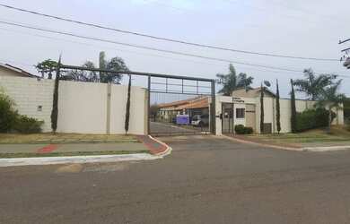 Imagem: A casa em condomínio possui 3 Dormitórios, 2 Banheiros, 2