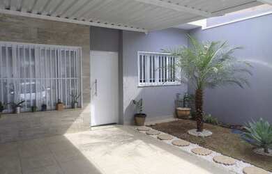 Imagem: A casa possui 3 Dormitórios, 2 Banheiros, 2 Vagas na garagem