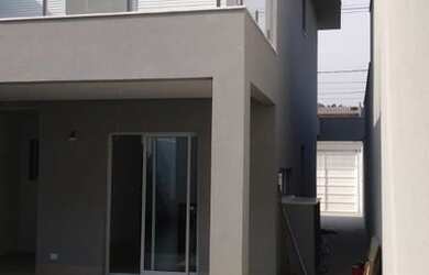 Imagem: A casa possui 3 Dormitórios, 3 Banheiros, 2 Vagas na garagem