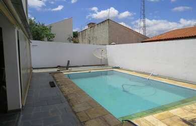 Imagem: A casa possui 3 Dormitórios, 4 Banheiros, 2 Vagas na garagem