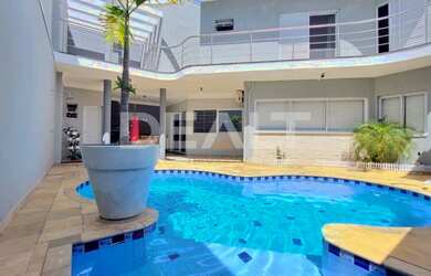 Imagem: A casa em condomínio possui 4 Dormitórios, 4 Banheiros, 4