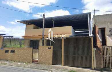 Imagem: A casa possui 3 Dormitórios, 1 Banheiro, 1 Vaga na garagem