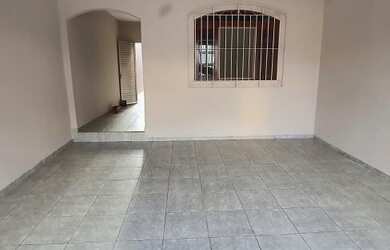 Imagem: A casa possui 2 Dormitórios, 1 Banheiro, 2 Vagas na garagem